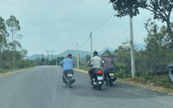 Nhan nhản người đầu trần đi xe máy ở vùng biên viễn Quảng Ninh