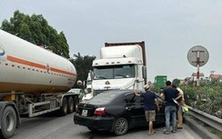 Video: Tạt đầu xe container, ô tô con bị đâm quay ngang trên Quốc lộ 5