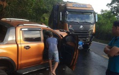 Xe bán tải nát đầu sau va chạm xe đầu kéo trên đường Hồ Chí Minh