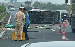 Tai nạn trên cao tốc Pháp Vân - Cầu Giẽ, xe chở hoa quả lật giữa đường