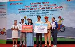Honda Sơn Minh trao hàng nghìn mũ bảo hiểm cho học sinh ở TP.HCM