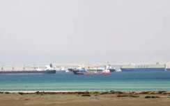 Tàu chở hàng mắc cạn tại Kênh đào Suez