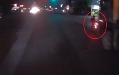 Pha vượt 2 lần đèn đỏ khiến người xem thót tim, 2 người đi xe máy gặp nạn