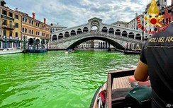 Kênh đào nổi tiếng ở Venice bị "nhuộm" màu xanh kỳ lạ