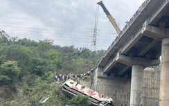 Ấn Độ: Xe buýt chở quá tải lao khỏi cầu cao tốc khiến 65 người thương vong