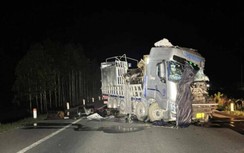 Video TNGT 1/6: Tài xế xe đầu kéo tử vong trên cabin sau va chạm với xe tải