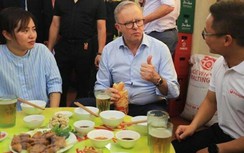 Thủ tướng Australia ăn bánh mỳ, uống bia tại phố cổ Việt Nam
