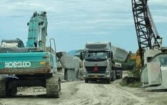 Rầm rập đoàn xe chở đá, dấu hiệu quá tải ở Bình Định