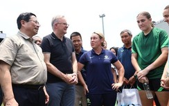 Hai Thủ tướng Việt Nam và Australia giao lưu với hai đội tuyển bóng đá nữ