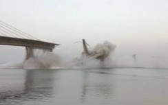 Video cầu đang xây dựng tại Ấn Độ đổ sập xuống lòng sông Hằng