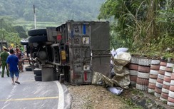 Video TNGT 6/6: Xe tải lật nghiêng khi đổ đèo, 2 người tử vong tại chỗ