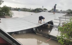 Sạt lở đất lúc nửa đêm, 5 nhà dân ở Cà Mau chìm xuống sông