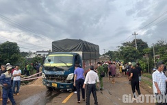 Video: Giây phút ô tô tải tông 3 người đi xe máy tử vong ở Gia Lai