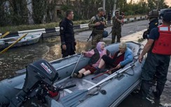 Vụ vỡ đập ở Kherson: Làng mạc chìm trong nước, người dân gấp rút sơ tán