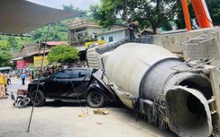 Lào Cai: Xe bồn lật ngang đè xe máy và ô tô, 3 người tử vong