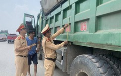 Hưng Yên: Xe tải xếp kín các gara ô tô để cắt thùng, tháo bơm thủy lực