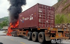 Lào Cai: Đang chạy trên quốc lộ, xe container bốc cháy dữ dội