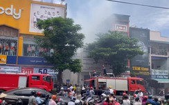 Cảnh sát vất vả khống chế vụ cháy căn nhà 3 tầng trong ngõ sâu ở Quảng Trị