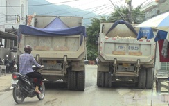 Khánh Hòa: Dân bất an vì đoàn xe tải chở đất đá không che chắn