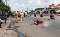 Video TNGT 21/6: Xe đầu kéo cán qua người phụ nữ đi xe máy sau va chạm
