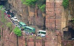 Video: Khám phá con đường xuyên núi đá, nguy hiểm bậc nhất thế giới