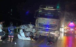 Tai nạn trong đêm trên QL6, ô tô con bẹp dúm sau va chạm với xe đầu kéo