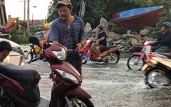 Đồng Nai: Đường phố ngập nặng sau mưa lớn, người dân hì hụi đẩy xe về nhà