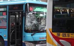 Ba xe buýt va chạm liên hoàn khi vào bến ở Hà Nội