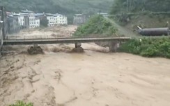 Cầu đường sắt tại Trùng Khánh, Trung Quốc bị sập vì mưa lũ