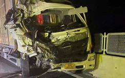 Video TNGT 6/7: Xe khách va chạm xe tải trên cao tốc, một người tử vong