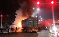 Video TNGT 10/7: Hai xe container cháy trơ khung sau va chạm