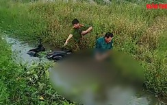 Video TNGT 12/7: Người đàn ông tử vong sau khi lao xe máy xuống mương nước