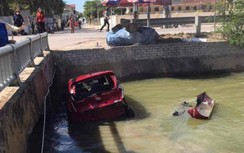 Ô tô con bị xe tải tông rơi xuống kênh nước, tài xế được dân cứu ra ngoài