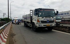 Video TNGT 18/7: Va chạm với xe tải, một phụ nữ đi xe máy bị thương nặng