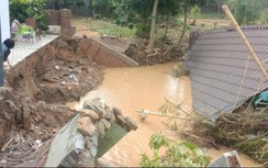Hai căn nhà ở Kon Tum bị đổ sập do mưa lũ