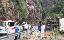 Lật xe du lịch trên đèo Khánh Lê, 4 du khách nước ngoài tử vong