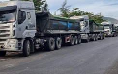 CSGT Bình Định lập chốt, xử lý hàng loạt xe chở dăm gỗ rơi vãi trên đường