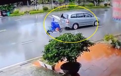 Cô gái vừa cầm ô vừa chạy xe nhận hậu quả khôn lường, camera bóc diễn biến