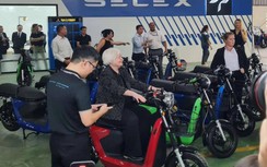 Bộ trưởng Tài chính Mỹ ngồi thử xe máy điện của Việt Nam