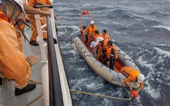 Vượt sóng gió cứu 4 ngư dân Việt Nam gặp nạn trên vùng biển quốc tế