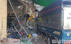 Cận cảnh hiện trường xe tải tông vào nhà dân làm 2 người chết ở Quảng Ngãi