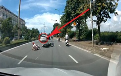Tài xế ô tô tạt đầu, hất ngã người đi xe máy tại Hà Nội
