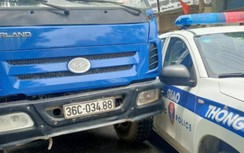 Bị kiểm tra tải trọng phương tiện, tài xế xe tải tông thẳng vào xe cảnh sát