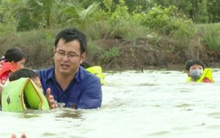 Dạy bơi trong vuông nuôi tôm, giải pháp phòng đuối nước cho trẻ em Cà Mau