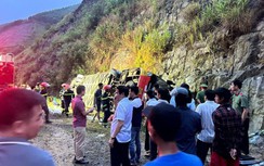 Hiện trường vụ lật xe khách làm 1 người chết trên đường La Sơn - Túy Loan