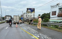 Video TNGT 31/7: Va chạm với xe tải khi vừa đổ dốc, người đi xe máy tử vong