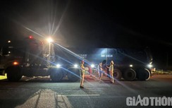 CSGT Hoà Bình xuyên đêm xử lý xe quá tải trên đường Hồ Chí Minh