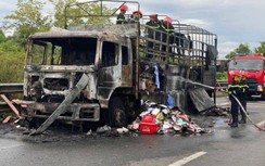 Xe tải cháy trơ khung trên quốc lộ 1A qua Quảng Nam