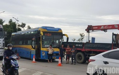 Quảng Ngãi: Tai nạn liên hoàn giữa xe khách, xe tải và xe bán tải