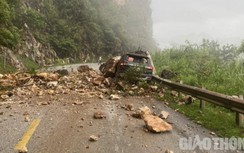 Đá trên núi rơi đè bẹp ô tô con ở Mai Châu, 4 người thoát chết